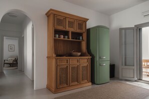 42-inch Smart TV with digital channels, Netflix, streaming services - Siora of Paros - Ammiralis & Castelis (Paros)