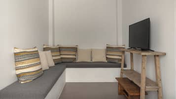 Comfort House, Patio | Living area