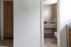 Comfort House, Patio | Bathroom | Shower, free toiletries, hair dryer, slippers - Siora of Paros - Malatesta & Piccolo (Paros)