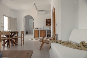 42-inch Smart TV with digital channels, Netflix, streaming services - Siora of Paros - Malatesta & Piccolo (Paros)