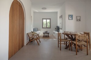 Casa superior, balcón, vista al mar | Área de sala de estar | Smart TV de 42 pulgadas con canales digitales y Netflix 