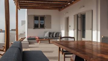 Superior Villa, Balcony, Sea View | Dining room