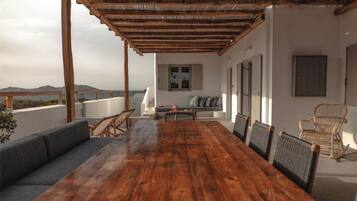 Superior Villa, Balcony, Sea View | Dining room