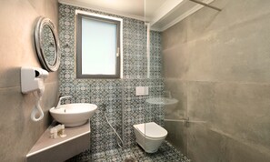 Shower, eco-friendly toiletries, hair dryer, towels - Pnoe Beachside Suite (Georgioupoli)