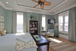 5 bedrooms, WiFi - Beautiful Home w/ Pvt Pool,Hot Tub,Movie Rm & Rooftop! Ocean Views, Beach! (Isle of Palms)
