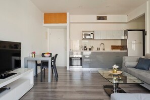 Fridge, microwave, oven, stovetop - Big Apartment Next to Gordon Beach + Free Parking (Tel Aviv-Yafo)