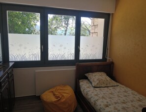 Tabla de planchar con plancha, wifi, ropa de cama