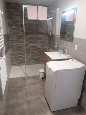 Dusche, Haartrockner, Handtücher, Seife