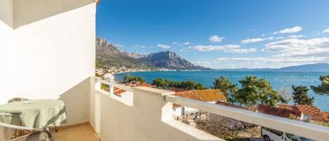 Apartment (One bedroom apartment with sea view 1) | Balcony