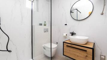 Apartment (One bedroom apartment with sea view 1) | Bathroom | Shower, towels