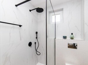 Lejlighed (One bedroom apartment with sea view 1) | Badeværelse | Bruser, håndklæder