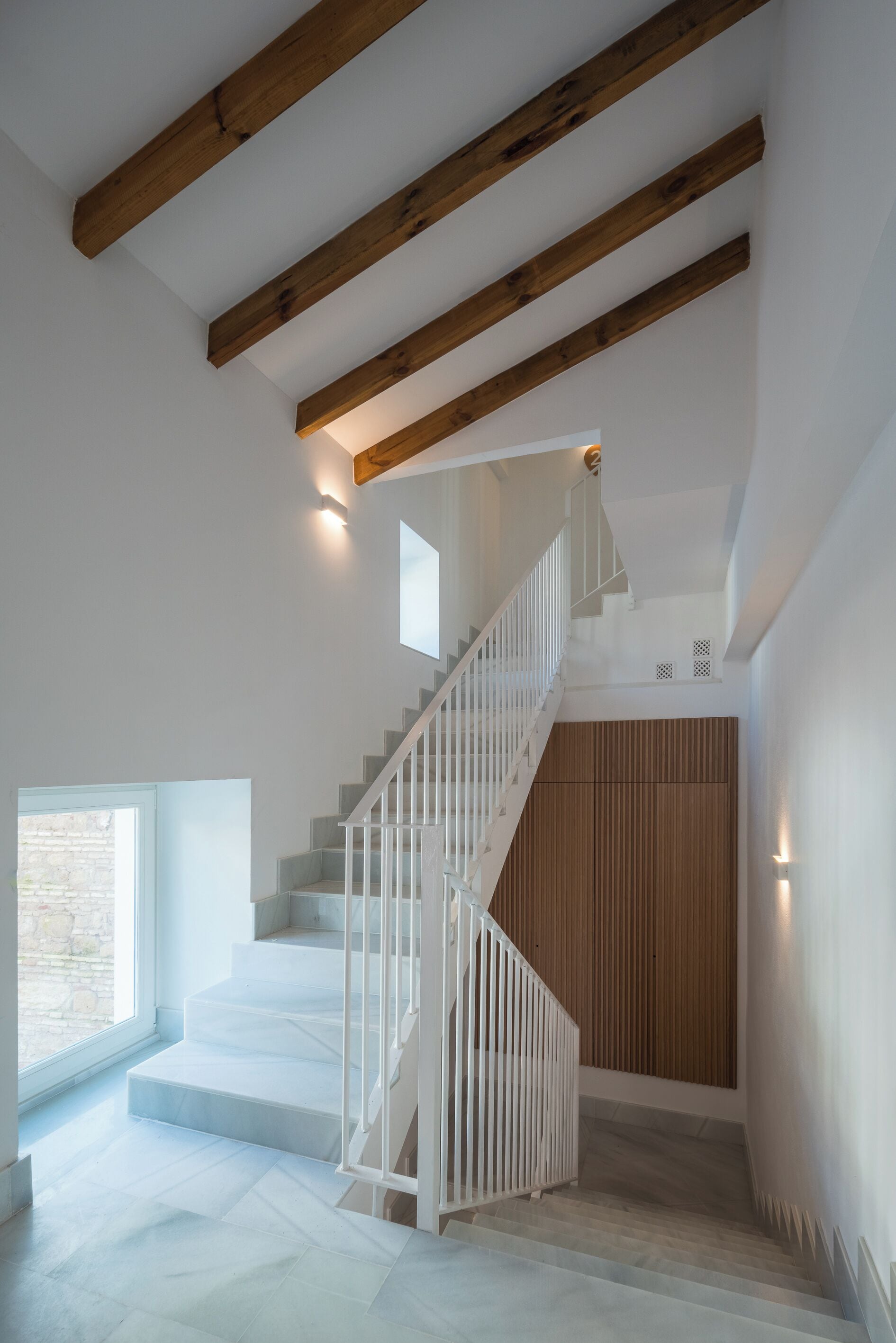 Dundyner, skrivebord for bærbar PC og blendingsgardiner