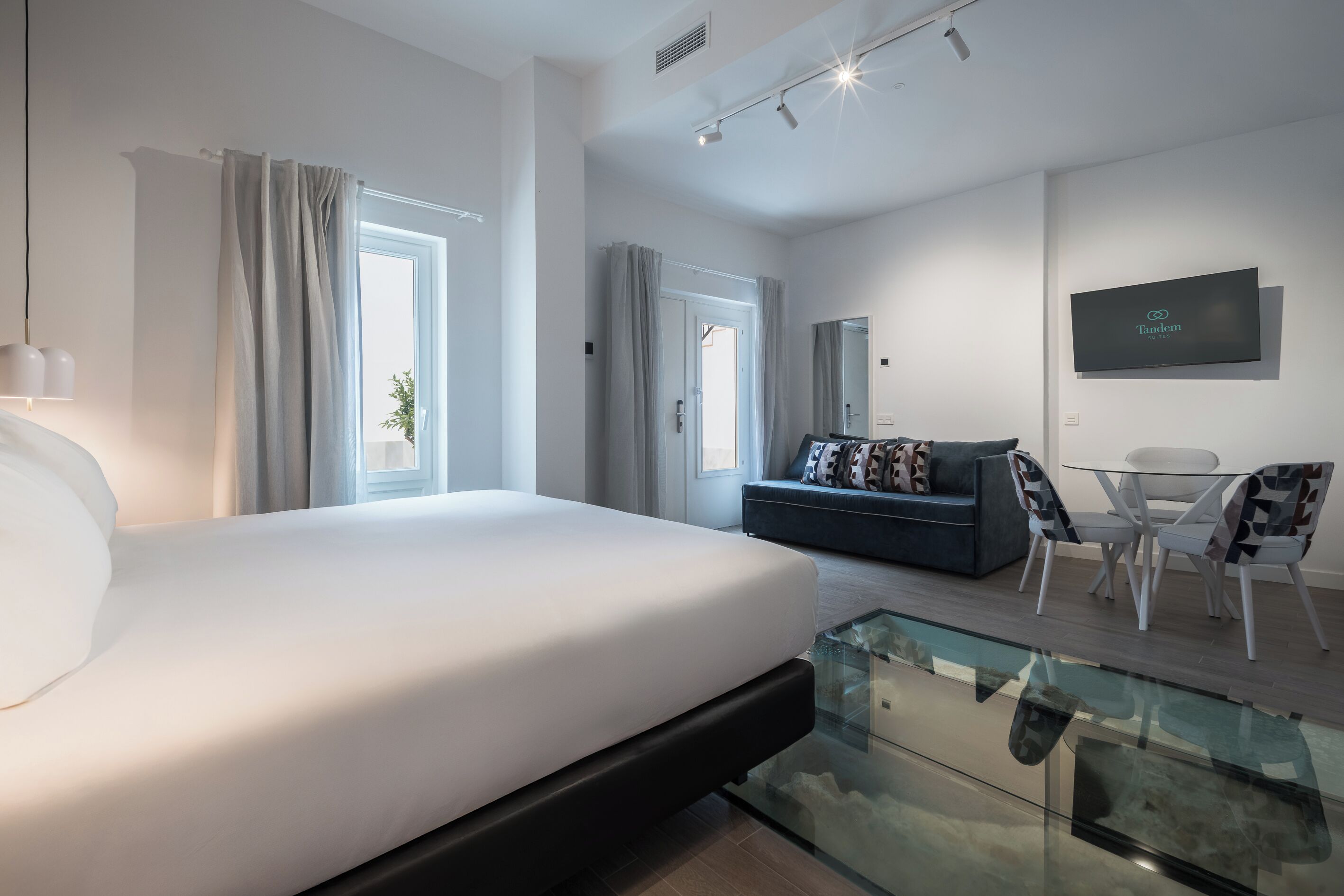 Donzen dekbedden, een laptopwerkplek, verduisterende gordijnen