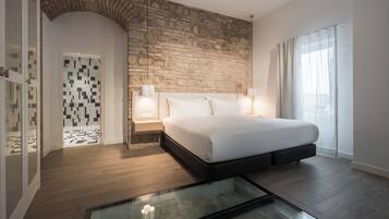 Copriletto in piuma, postazione laptop, tende oscuranti