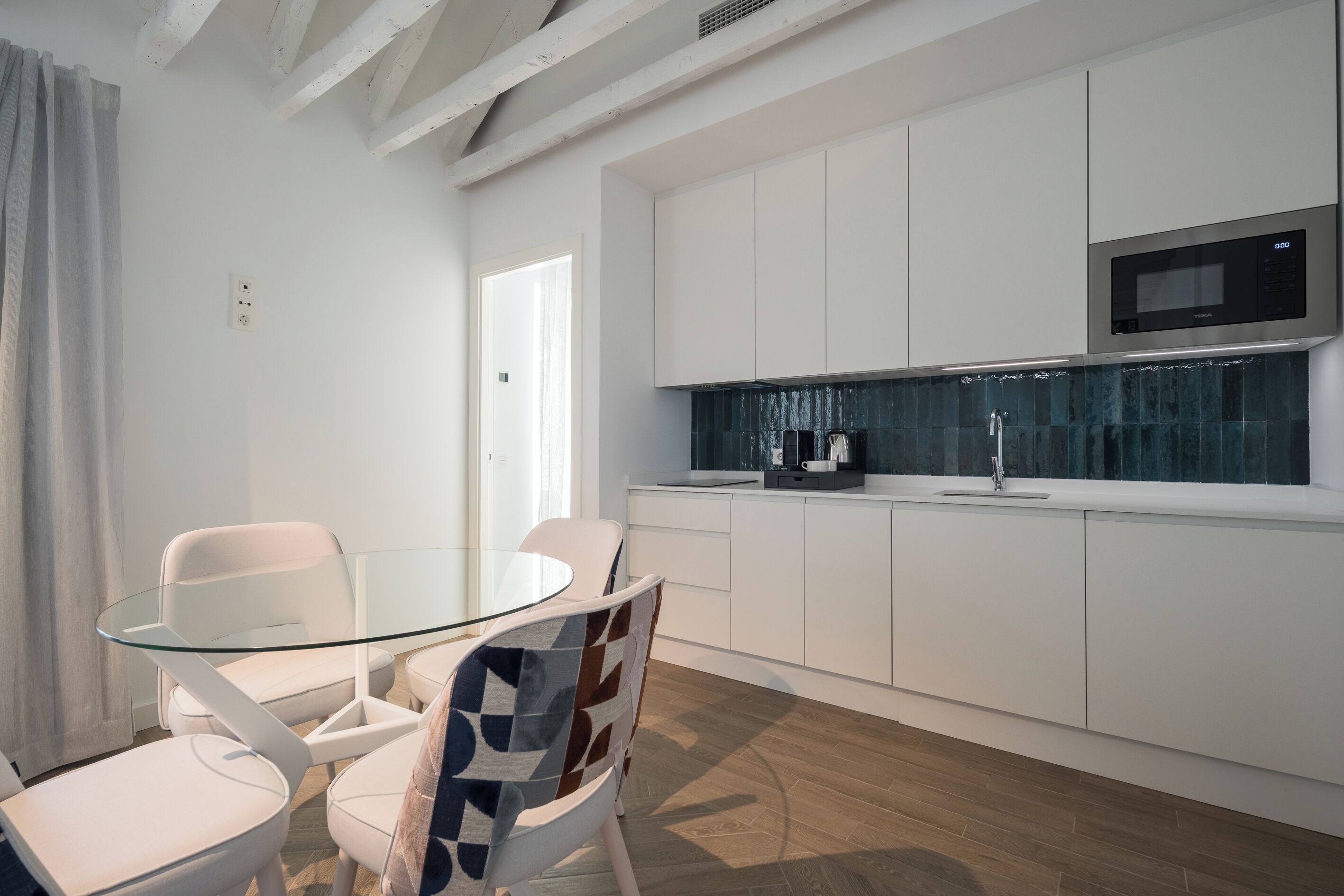 Donzen dekbedden, een laptopwerkplek, verduisterende gordijnen