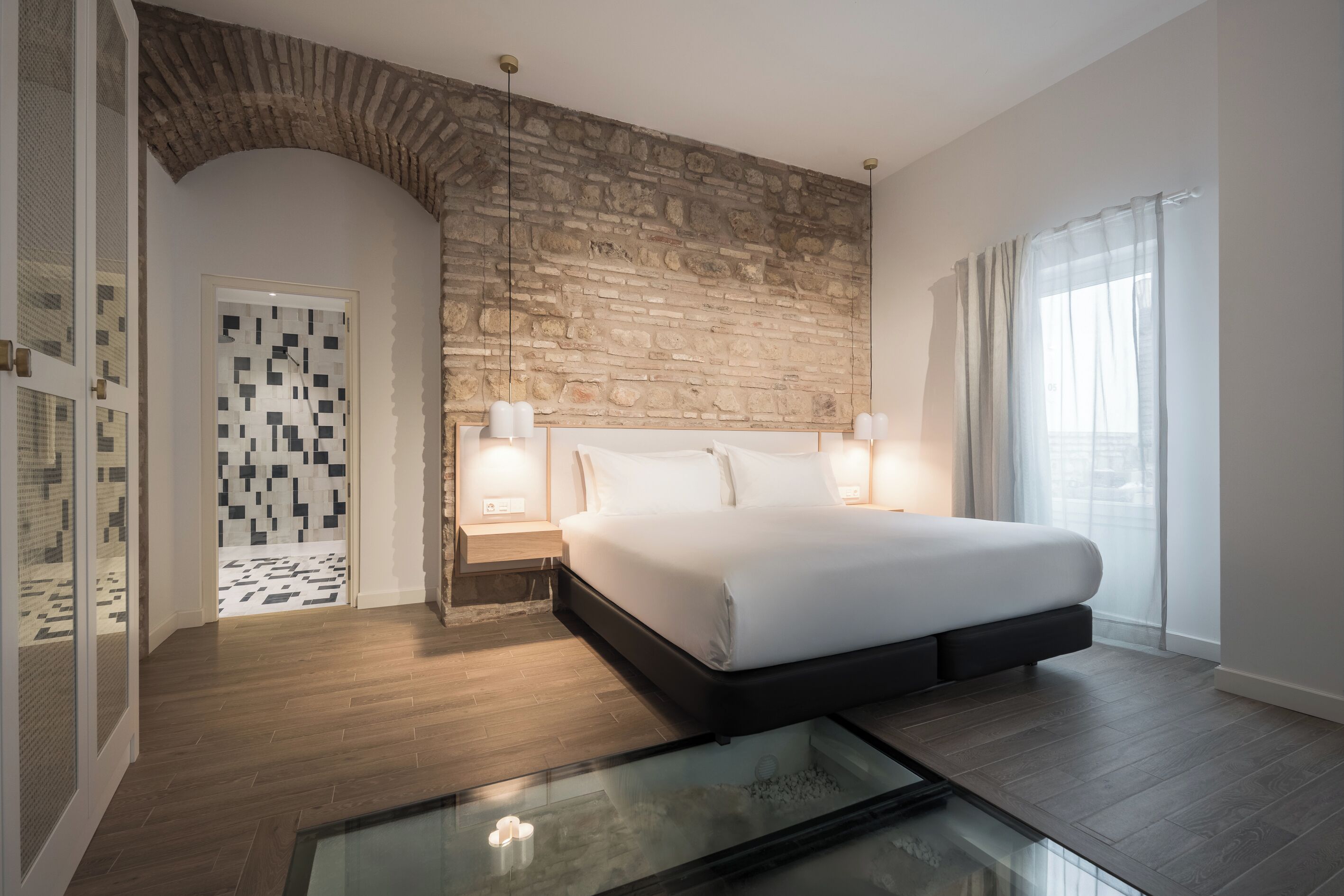 Dundyner, skrivebord for bærbar PC og blendingsgardiner