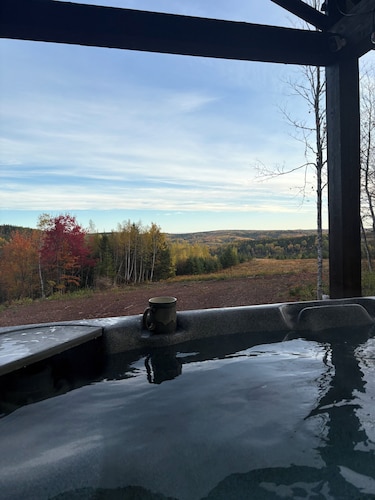 Secluded Mountain-View Cabin with Hot Tub & Endless Country Sky
