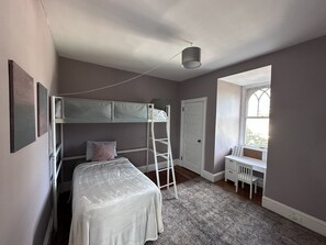 Room - Sun Filled 2-bedroom in Victorian Home; pleasant Wyndmoor / Chestnut Hill Area (Wyndmoor)