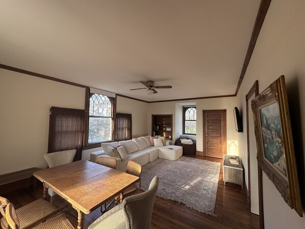 Smart TV, books - Sun Filled 2-bedroom in Victorian Home; pleasant Wyndmoor / Chestnut Hill Area (Wyndmoor)