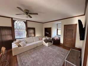 Smart TV, books - Sun Filled 2-bedroom in Victorian Home; pleasant Wyndmoor / Chestnut Hill Area (Wyndmoor)