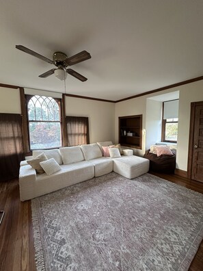 Living area - Sun Filled 2-bedroom in Victorian Home; pleasant Wyndmoor / Chestnut Hill Area (Wyndmoor)