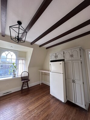 Interior - Sun Filled 2-bedroom in Victorian Home; pleasant Wyndmoor / Chestnut Hill Area (Wyndmoor)