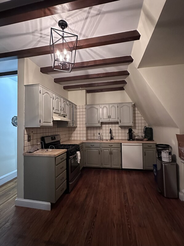 Private kitchen - Sun Filled 2-bedroom in Victorian Home; pleasant Wyndmoor / Chestnut Hill Area (Wyndmoor)