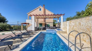 Villa (Four Bedroom Villa With Pool And Sea ) | Alberca | Alberca al aire libre y camastros