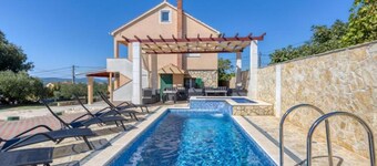 Villa Lara With Pool And Sea View