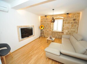 Căn hộ (Three Bedroom Apartment With Balcony ) | Phòng khách | TV màn hình phẳng 32-inch có truyền hình vệ tinh 