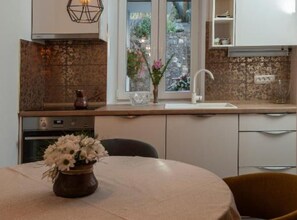 Căn hộ (Three Bedroom Apartment With Balcony ) | Bếp riêng | Tủ lạnh 