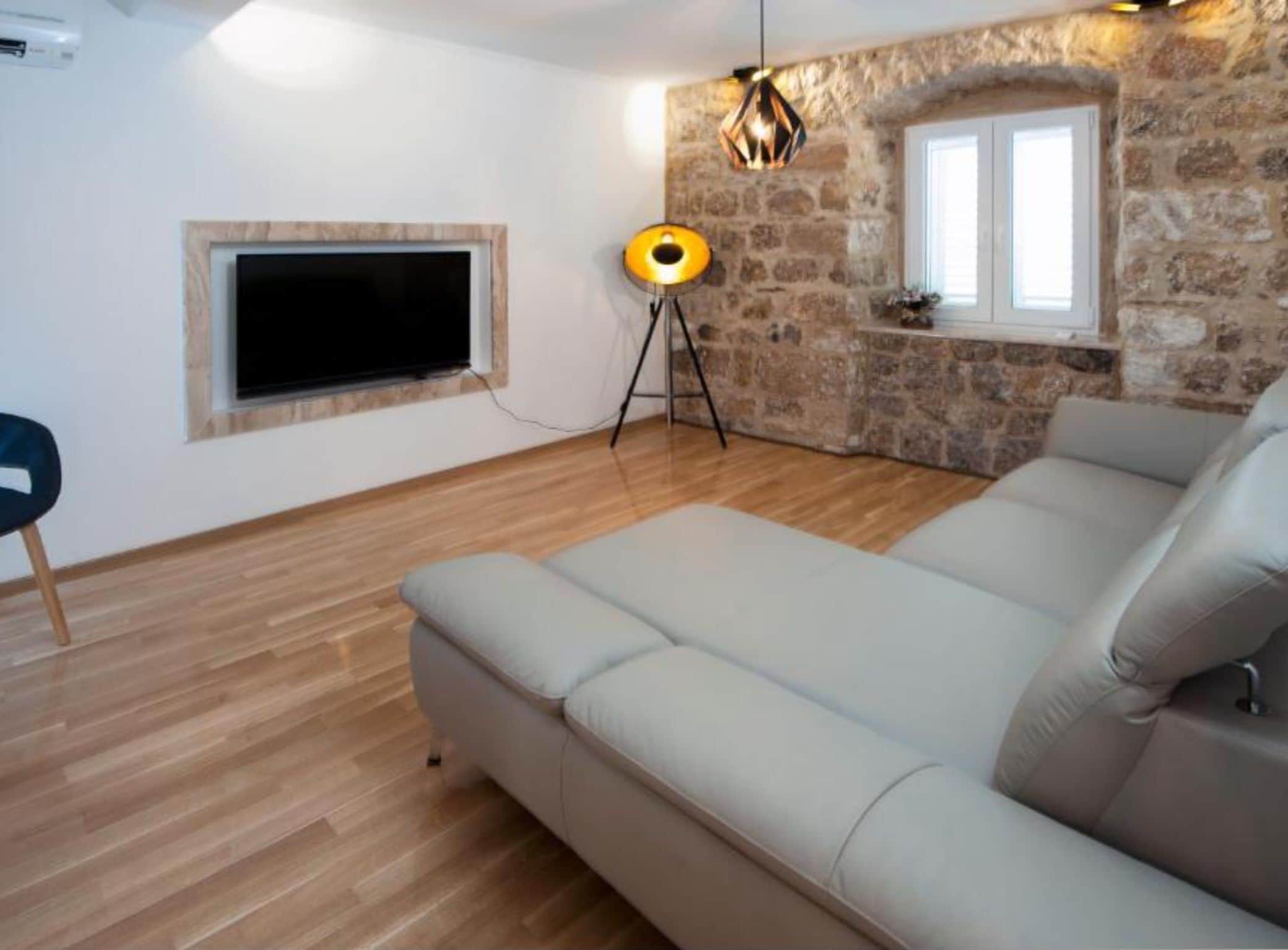 Appartement (Three Bedroom Apartment With Balcony ) | Salle de séjour | Télévision à écran plat de 32 pouces avec chaînes par satellite