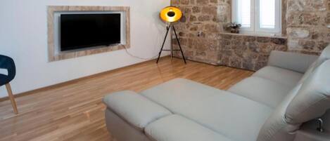 Appartement (Three Bedroom Apartment With Balcony ) | Salle de séjour | Télévision à écran plat de 32 pouces avec chaînes par satellite