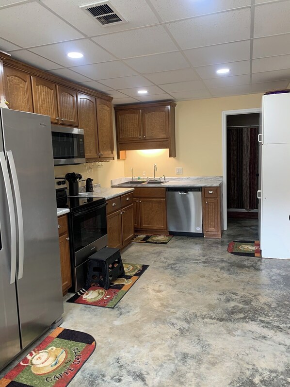 Private kitchen - Cat’s Corner One Bedroom Basement Apartment (Odenville)
