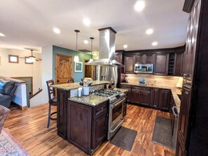 電子レンジ、オーブン、コンロ、食器洗い機