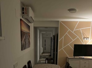 公寓 (Two Bedroom Apartment With Terrace) | 客廳 | 32 吋平面電視連數碼電視頻道