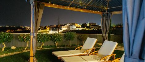 아파트 (Two Bedroom Apartment With Terrace) | 정원