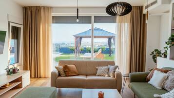 公寓 (Two Bedroom Apartment With Terrace) | 客厅 | 32-英寸纯平电视(配备数码频道)