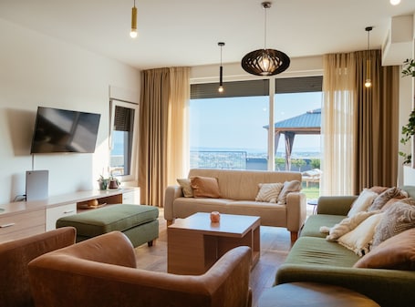 Apartamento (Two Bedroom Apartment With Terrace) | Sala de estar | TV de tela plana 32 polegadas com canais digitais