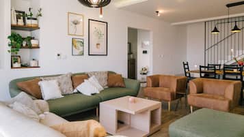 Apartamento (Two Bedroom Apartment With Terrace) | Sala de estar | TV de tela plana 32 polegadas com canais digitais