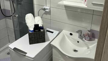 Departamento (Two Bedroom Apartment With Terrace) | Baño | Regadera y toallas