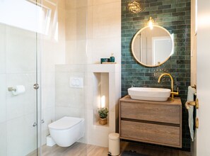 Apartment (Two Bedroom Apartment With Terrace) | Bathroom | Shower, towels - Comfort Apartment Luna (Varazdin)