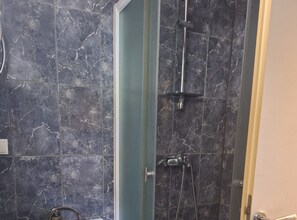 아파트 (One Bedroom Apartment with Balcony) | 욕실 | 샤워 시설, 타월