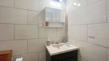 Apartment, 2 Bedrooms, City View | Bathroom amenities