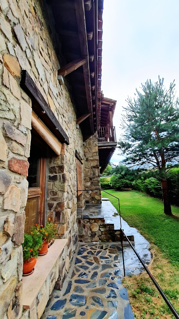 Property grounds - Country House 'Punta Me Mansion De Gallegos' with Mountain View, Private Pool and Wi-Fi (Gallegos)