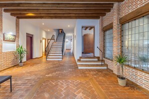 A spacious hallway with a herringbone floor, wooden beams, and brick walls. - Country House 'Punta Me Mansion De Gallegos' with Mountain View, Private Pool and Wi-Fi (Gallegos)