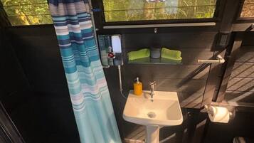 Douche, serviettes fournies