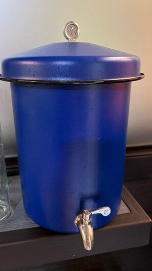 A blue water dispenser with a lid and a faucet. - Tiny home-Private Bathroom (Platanillo de Baru)