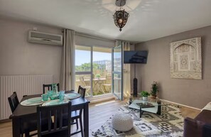 Living area - Coeur d'Atlas Spacious apartment 1mn from TORCY RER A & regional bus station (Torcy)