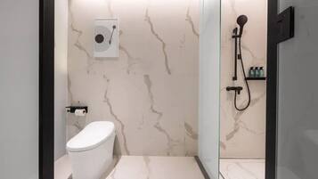 淋浴设施、吹风机、毛巾、肥皂